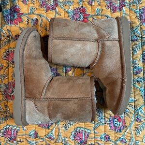 Kids UGG classic short Boots, chestnut